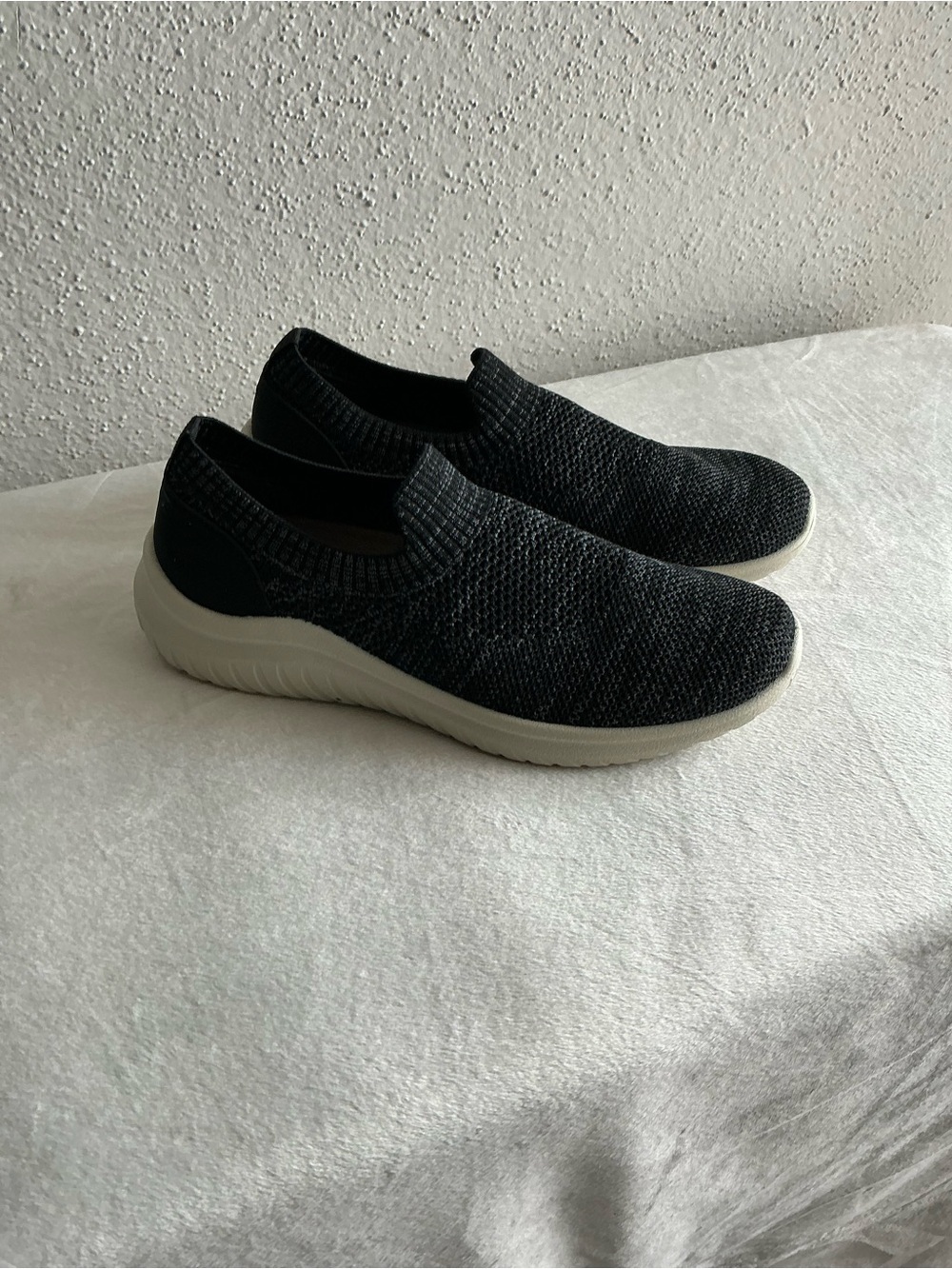 dearfoams Women’s Black Knit Slip-On Athletic Shoes with White Sole